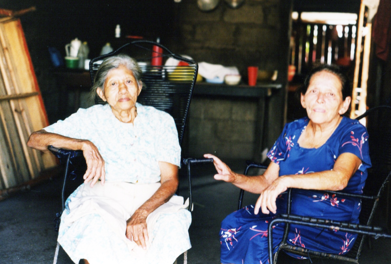 Two mothers visiting in Barrio Juan XXIII